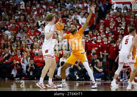 10. November 2023: Tennessee Volunteers Forward Jonas Aidoo (0) verteidigte Wisconsin Badgers Forward Steven Crowl (22) während des NCAA Basketballspiels zwischen den Tennessee Volunteers und den Wisconsin Badgers im Kohl Center in Madison, WI. Darren Lee/CSM Stockfoto