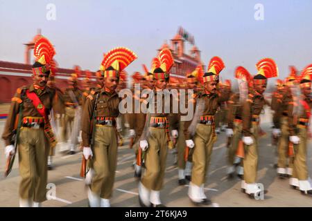 9. November 2023, Srinagar Kashmir, Indien: Neue Rekruten der Indian Border Security Force (BSF) marschieren während einer Ausscheidungsparade in Humhama am Stadtrand von Srinagar. Insgesamt 599 Rekruten wurden offiziell in die BSF, eine indische paramilitärische Truppe, aufgenommen, nachdem sie 44 Wochen Training in körperlicher Fitness, Waffenhandhabung, Kommandooperationen und Aufstandsbekämpfung absolviert hatten, sagte ein Sprecher der BSF. Am 9. November 2023 In Srinagar Kaschmir, Indien. (Kreditbild: © Firdous Nazir/OKULARIS via ZUMA Press Wire) NUR REDAKTIONELLE VERWENDUNG! Nicht für kommerzielle ZWECKE! Stockfoto