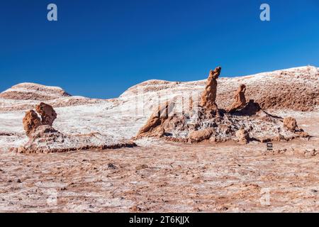 Tres Marias Salzformationen im Valle de la Luna in der Atacama-Wüste, Chile. Auf dem Schild steht "No Pasar" - warnt Touristen, die Gegend nicht zu betreten. Stockfoto