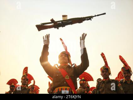 9. November 2023, Srinagar Kashmir, Indien: Ein neuer Rekrut der Indian Border Security Force (BSF) warf sein Gewehr, um nach ihrer Ohnmacht-Parade in Humhama am Stadtrand von Srinagar zu feiern. Insgesamt 599 Rekruten wurden offiziell in die BSF, eine indische paramilitärische Truppe, aufgenommen, nachdem sie 44 Wochen Training in körperlicher Fitness, Waffenhandhabung, Kommandooperationen und Aufstandsbekämpfung absolviert hatten, sagte ein Sprecher der BSF. Am 9. November 2023 In Srinagar Kaschmir, Indien. (Kreditbild: © Firdous Nazir/OKULARIS via ZUMA Press Wire) NUR REDAKTIONELLE VERWENDUNG! Nicht für kommerzielle ZWECKE! Stockfoto