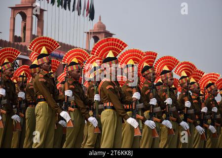 9. November 2023, Srinagar Kashmir, Indien: Neue Rekruten der Indian Border Security Force (BSF) nehmen an einer Ausscheidungsparade in Humhama am Stadtrand von Srinagar Teil. Insgesamt 599 Rekruten wurden offiziell in die BSF, eine indische paramilitärische Truppe, aufgenommen, nachdem sie 44 Wochen Training in körperlicher Fitness, Waffenhandhabung, Kommandooperationen und Aufstandsbekämpfung absolviert hatten, sagte ein Sprecher der BSF. Am 9. November 2023 In Srinagar Kaschmir, Indien. (Kreditbild: © Firdous Nazir/OKULARIS via ZUMA Press Wire) NUR REDAKTIONELLE VERWENDUNG! Nicht für kommerzielle ZWECKE! Stockfoto