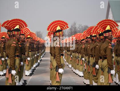 9. November 2023, Srinagar Kashmir, Indien: Neue Rekruten der Indian Border Security Force (BSF) nehmen an einer Ausscheidungsparade in Humhama am Stadtrand von Srinagar Teil. Insgesamt 599 Rekruten wurden offiziell in die BSF, eine indische paramilitärische Truppe, aufgenommen, nachdem sie 44 Wochen Training in körperlicher Fitness, Waffenhandhabung, Kommandooperationen und Aufstandsbekämpfung absolviert hatten, sagte ein Sprecher der BSF. Am 9. November 2023 In Srinagar Kaschmir, Indien. (Kreditbild: © Firdous Nazir/OKULARIS via ZUMA Press Wire) NUR REDAKTIONELLE VERWENDUNG! Nicht für kommerzielle ZWECKE! Stockfoto