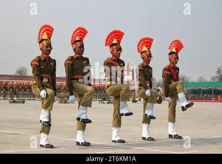 9. November 2023, Srinagar Kashmir, Indien: Neue Rekruten der Indian Border Security Force (BSF) marschieren während einer Ausscheidungsparade in Humhama am Stadtrand von Srinagar. Insgesamt 599 Rekruten wurden offiziell in die BSF, eine indische paramilitärische Truppe, aufgenommen, nachdem sie 44 Wochen Training in körperlicher Fitness, Waffenhandhabung, Kommandooperationen und Aufstandsbekämpfung absolviert hatten, sagte ein Sprecher der BSF. Am 9. November 2023 In Srinagar Kaschmir, Indien. (Kreditbild: © Firdous Nazir/OKULARIS via ZUMA Press Wire) NUR REDAKTIONELLE VERWENDUNG! Nicht für kommerzielle ZWECKE! Stockfoto