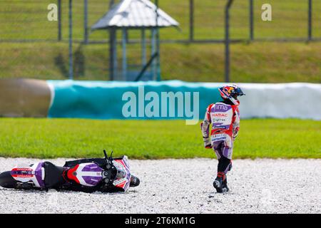 11. November 2023; Sepang International Circuit, Sepang, Selangor, Malaysia; 2023 Malaysian MotoGP, Qualifikationstag; Nummer 89 der Prima Pramac Racing Fahrer Jorge Martin stürzt beim Qualifying in Malaysia ab Stockfoto