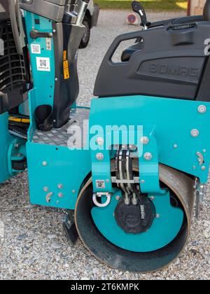 Bordeaux , Frankreich - 11 07 2023 : BOMAG Vibration Green Einzylinder-Straßenwalze für das Nivellieren von Bodenschotter im Baustellenbau von Straßen und Fundamenten Stockfoto