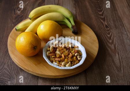 Blick auf verschiedene Früchte auf hölzernem Hintergrund Stockfoto