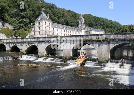 Brantôme im Périgord wurde auch Venedig des Périgord genannt, weil der Fluss Dronne ihn auf allen Seiten überquert. Abtei eingebettet in die Klippe, Troglo Stockfoto