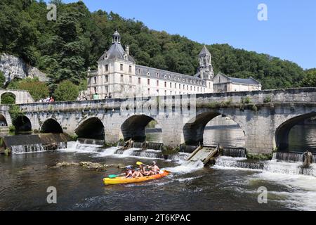 Brantôme im Périgord wurde auch Venedig des Périgord genannt, weil der Fluss Dronne ihn auf allen Seiten überquert. Abtei eingebettet in die Klippe, Troglo Stockfoto