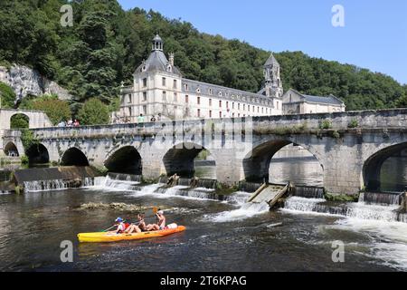 Brantôme im Périgord wurde auch Venedig des Périgord genannt, weil der Fluss Dronne ihn auf allen Seiten überquert. Abtei eingebettet in die Klippe, Troglo Stockfoto