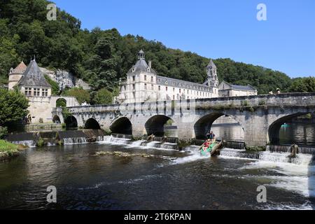 Brantôme im Périgord wurde auch Venedig des Périgord genannt, weil der Fluss Dronne ihn auf allen Seiten überquert. Abtei eingebettet in die Klippe, Troglo Stockfoto