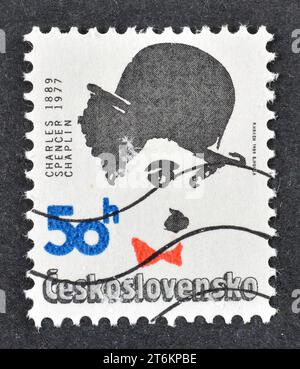 Von der Tschechoslowakei gedruckte Briefmarke, auf der Charlie Chaplin, Hundertjahrfeier der Geburt, um 1989 gezeigt wird. Stockfoto