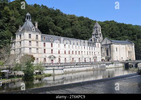 Brantôme im Périgord wurde auch Venedig des Périgord genannt, weil der Fluss Dronne ihn auf allen Seiten überquert. Abtei eingebettet in die Klippe, Troglo Stockfoto