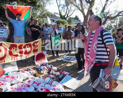 Canberra, Australien, 10. November 2023. Rund 200 Demonstranten versammeln sich vor der israelischen Botschaft und marschieren zur US-Botschaft, um einen sofortigen Waffenstillstand zu fordern und Israel die Belagerung von Gaza aufzuheben. Quelle: Leo Bild/Alamy Live News Stockfoto