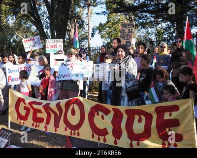 Canberra, Australien, 10. November 2023. Rund 200 Demonstranten versammeln sich vor der israelischen Botschaft und marschieren zur US-Botschaft, um einen sofortigen Waffenstillstand zu fordern und Israel die Belagerung von Gaza aufzuheben. Quelle: Leo Bild/Alamy Live News Stockfoto