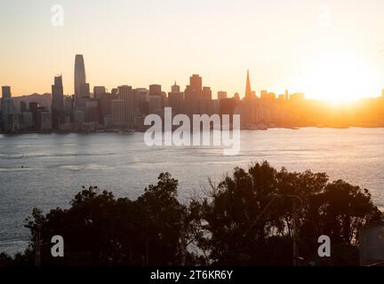 (231111) -- SAN FRANCISCO, 11. November 2023 (Xinhua) -- dieses Foto vom 31. Oktober 2023 zeigt die Skyline von San Francisco, Kalifornien, USA. Das 30. APEC Economic Leaders' Meeting findet in San Francisco statt. (Foto: Li Jianguo/Xinhua) Stockfoto