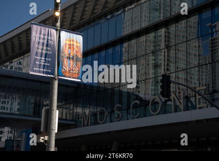 (231111) -- SAN FRANCISCO, 11. November 2023 (Xinhua) -- dieses Foto vom 7. November 2023 zeigt Banner, die das bevorstehende 30. APEC Economic Leaders' Meeting vor dem Veranstaltungsort des Treffens in San Francisco, Kalifornien, USA zeigen. Das 30. APEC Economic Leaders' Meeting findet in San Francisco statt. (Foto: Li Jianguo/Xinhua) Stockfoto