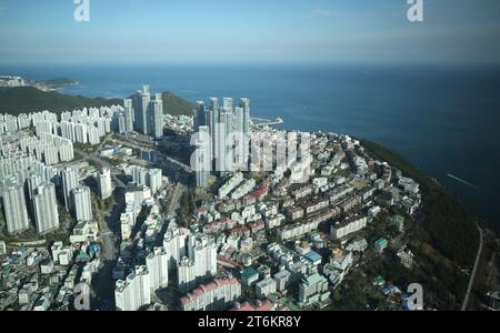 (231111) -- BUSAN, 11. November 2023 (Xinhua) -- dieses Foto vom 10. November 2023 zeigt die Küstenlandschaft in Haeundae, Busan, Südkorea. (Xinhua/Yao Qilin) Stockfoto