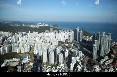 (231111) -- BUSAN, 11. November 2023 (Xinhua) -- dieses Foto vom 10. November 2023 zeigt die Küstenlandschaft in Haeundae, Busan, Südkorea. (Xinhua/Yao Qilin) Stockfoto