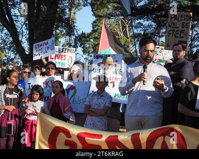 Canberra, Australien, 10. November 2023. Rund 200 Demonstranten versammeln sich vor der israelischen Botschaft und marschieren zur US-Botschaft, um einen sofortigen Waffenstillstand zu fordern und Israel die Belagerung von Gaza aufzuheben. Quelle: Leo Bild/Alamy Live News Stockfoto