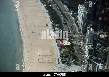 (231111) -- BUSAN, 11. November 2023 (Xinhua) -- dieses Foto vom 10. November 2023 zeigt die Küstenlandschaft in Haeundae, Busan, Südkorea. (Xinhua/Yao Qilin) Stockfoto