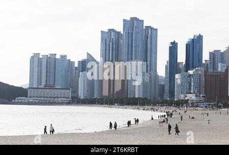 (231111) -- BUSAN, 11. November 2023 (Xinhua) -- Menschen laufen am 10. November 2023 an einem Strand in Haeundae, Busan, Südkorea. (Xinhua/Yao Qilin) Stockfoto