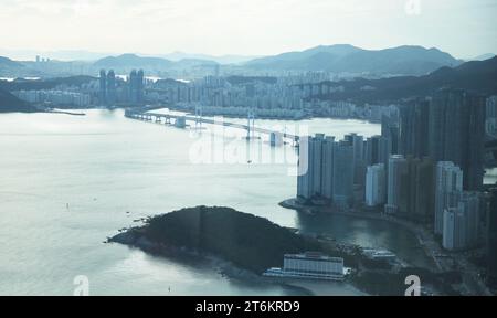 (231111) -- BUSAN, 11. November 2023 (Xinhua) -- dieses Foto vom 10. November 2023 zeigt die Küstenlandschaft in der Nähe von Haeundae, Busan, Südkorea. (Xinhua/Yao Qilin) Stockfoto