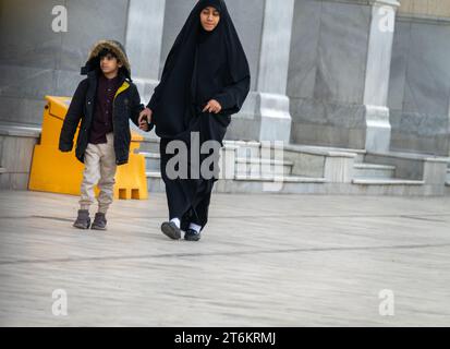 Teheran, Iran, 22. Dezember 2022: Junge iranische Frau mit ihrem Sohn auf der Straße Stockfoto