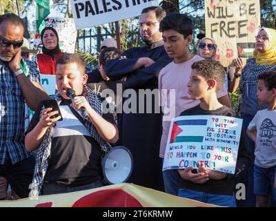 Canberra, Australien, 10. November 2023. Rund 200 Demonstranten versammeln sich vor der israelischen Botschaft und marschieren zur US-Botschaft, um einen sofortigen Waffenstillstand zu fordern und Israel die Belagerung von Gaza aufzuheben. Quelle: Leo Bild/Alamy Live News Stockfoto