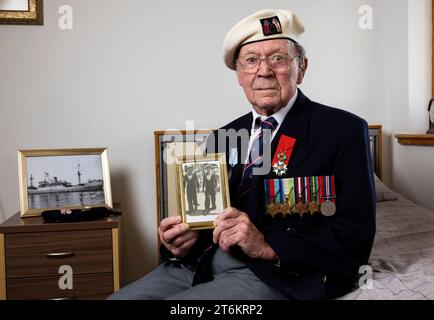 NUR EINE VERWENDUNG, KANN NUR IN VERBINDUNG MIT PA STORY HERITAGE VERWENDET WERDEN ERSKINE OBLIGATORISCHER KREDIT: Jamie Williamson/Erskine Veterans Charity undatiertes Handout Foto ausgestellt von Erskine Veterans Charity of Albert Lamond, 98, der schottische Kriegsveteran, der während der Landungen am D-Day eine wichtige Rolle spielte, zollte all jenen Tribut, die ihr Leben vor dem 80. Jahrestag der Schlacht gaben. Ausgabedatum: Samstag, 11. November 2023. Stockfoto