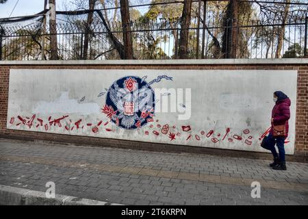 Teheran, Iran – 14. Januar 2023: Amerika und Israel gegen den Iran. Iran gegen Amerika. Wandgemälde in Teheran mit Adlerbild, Davidstern und Elementen Stockfoto