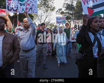 Canberra, Australien, 10. November 2023. Rund 200 Demonstranten versammeln sich vor der israelischen Botschaft und marschieren zur US-Botschaft, um einen sofortigen Waffenstillstand zu fordern und Israel die Belagerung von Gaza aufzuheben. Quelle: Leo Bild/Alamy Live News Stockfoto