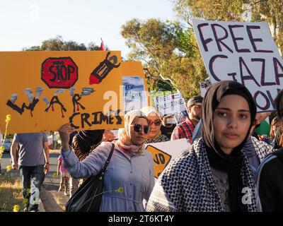 Canberra, Australien, 10. November 2023. Rund 200 Demonstranten versammeln sich vor der israelischen Botschaft und marschieren zur US-Botschaft, um einen sofortigen Waffenstillstand zu fordern und Israel die Belagerung von Gaza aufzuheben. Quelle: Leo Bild/Alamy Live News Stockfoto