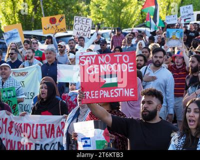 Canberra, Australien, 10. November 2023. Rund 200 Demonstranten versammeln sich vor der israelischen Botschaft und marschieren zur US-Botschaft, um einen sofortigen Waffenstillstand zu fordern und Israel die Belagerung von Gaza aufzuheben. Quelle: Leo Bild/Alamy Live News Stockfoto