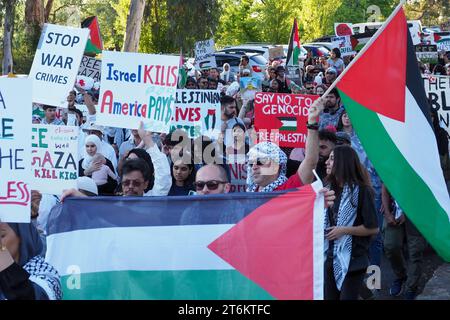 Canberra, Australien, 10. November 2023. Rund 200 Demonstranten versammeln sich vor der israelischen Botschaft und marschieren zur US-Botschaft, um einen sofortigen Waffenstillstand zu fordern und Israel die Belagerung von Gaza aufzuheben. Quelle: Leo Bild/Alamy Live News Stockfoto