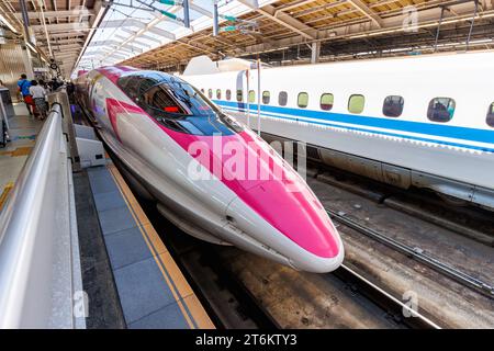 Kobe, Japan – 30. September 2023: Shinkansen Hello Kitty Hochgeschwindigkeitszug, der von Japan Rail JR West am Bahnhof Shin-Kobe in Kobe betrieben wird. Stockfoto