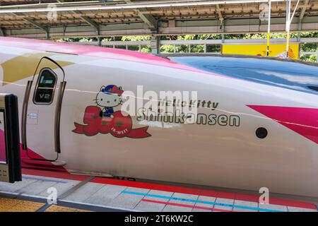 Kobe, Japan – 30. September 2023: Shinkansen Hello Kitty Hochgeschwindigkeitszug, der von Japan Rail JR West am Bahnhof Shin-Kobe in Kobe betrieben wird. Stockfoto