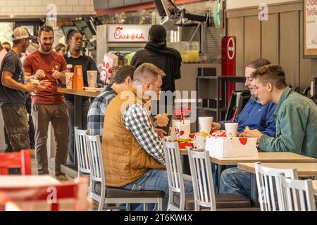 Gäste genießen ein Mittagessen im Chick-Fil-A, einem sehr beliebten Hühnchen-Sandwich-Restaurant in McDonough, Georgia. (USA) Stockfoto