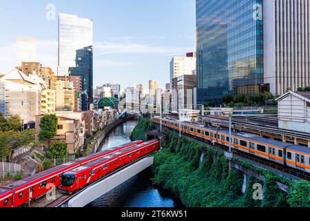 Tokio, Japan - 25. September 2023: Öffentliche Verkehrsmittel in Tokio mit U-Bahn- und Pendlerbahnen der Japan Rail JR in Tokio, Japan. Stockfoto