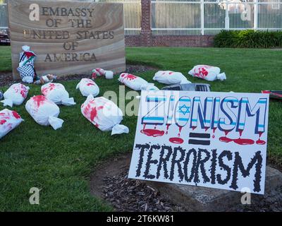 Canberra, Australien, 10. November 2023. Rund 200 Demonstranten versammeln sich vor der israelischen Botschaft und marschieren zur US-Botschaft, um einen sofortigen Waffenstillstand zu fordern und Israel die Belagerung von Gaza aufzuheben. Quelle: Leo Bild/Alamy Live News Stockfoto