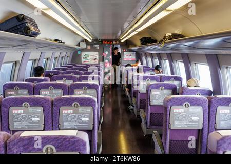 Kobe, Japan – 30. September 2023: Innenraum eines Shinkansen Hello Kitty Hochgeschwindigkeitszugs, der von Japan Rail JR West in Kobe, Japan, betrieben wird. Stockfoto