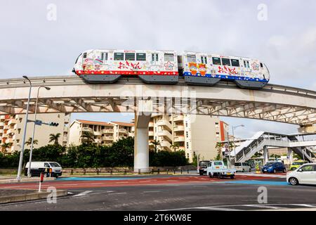 Naha, Japan - 3. Oktober 2023: Okinawa Urban Monorail Zug mit den kleinen Doppelsternen in Naha, Japan. Stockfoto