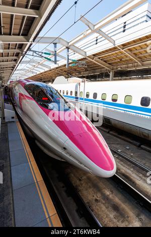 Kobe, Japan – 30. September 2023: Shinkansen Hello Kitty Hochgeschwindigkeitszug, der von Japan Rail JR West am Bahnhof Shin-Kobe in Kobe betrieben wird. Stockfoto