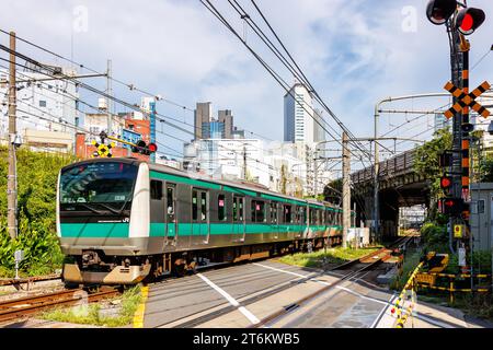 Tokio, Japan - 26. September 2023: Pendlerzug der Japan Rail JR East an der Saikyo Line nahe Yoyogi in Tokio, Japan. Stockfoto