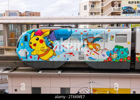 Naha, Japan - 3. Oktober 2023: Okinawa Urban Monorail Zug mit Pokemon öffentlichen Verkehrsmitteln in Naha, Japan. Stockfoto