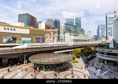 Tokio, Japan - 26. September 2023: Shinkansen N700 Hochgeschwindigkeitszug, der von Japan Rail JR am Bahnhof Yurakucho in Tokio betrieben wird. Stockfoto