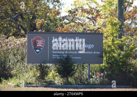 PRODUKTION - 16. Oktober 2023, USA, New York: Der Eingang zum Jamaica Bay Wildlife Refuge. Das Jamaica Bay Wildlife Refuge ist zusammen mit mehreren anderen Gebieten in der Metropolregion New York Teil der Gateway National Recreation Area, die vor etwa 50 Jahren gegründet wurde. (Zu dpa 'Jamaica Bay: Fighting the Climate Crisis on New Yorks Skyline') Foto: Christina Horsten/dpa Stockfoto