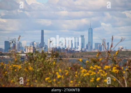 PRODUKTION - 16. Oktober 2023, USA, New York: Die Skyline von Manhattan mit dem Jamaica Bay Wildlife Refuge im Vordergrund. Das Jamaica Bay Wildlife Refuge ist zusammen mit mehreren anderen Gebieten in der New Yorker Metropolregion Teil der Gateway National Recreation Area, die vor etwa 50 Jahren gegründet wurde. (Zu dpa 'Jamaica Bay: Fighting the Climate Crisis on New Yorks Skyline') Foto: Christina Horsten/dpa Stockfoto