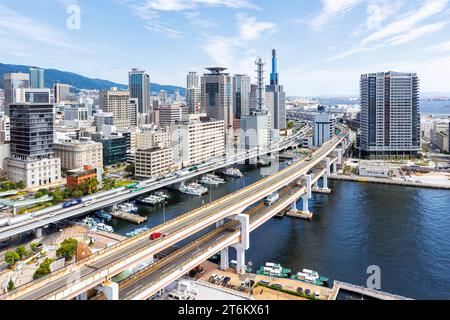 Kobe Skyline von oben mit Hafen und erhöhter Straßenbrücke in Japan Stockfoto