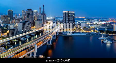 Kobe Skyline von oben mit Hafen und erhöhtem Straßenverkehrspanorama in der Dämmerung in Japan Stockfoto