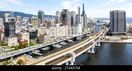 Die Skyline von Kobe von oben mit dem Panorama des Hafens und der erhöhten Straßenbrücke in Japan Stockfoto